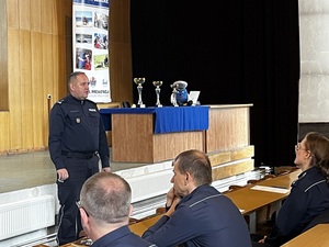 Policjanci podczas testu wiedzy na konkursie.