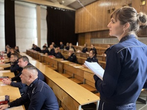 Policjanci podczas testu wiedzy na konkursie.