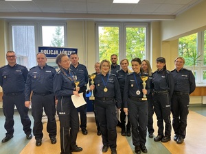 Policjanci podczas ogłaszania wyników konkursu i wręczania pucharów.