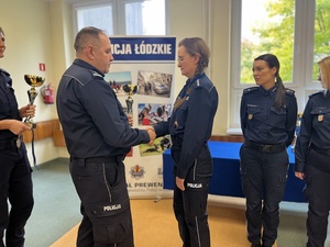 Policjanci podczas ogłaszania wyników konkursu i wręczania pucharów.