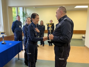 Policjanci podczas ogłaszania wyników konkursu i wręczania pucharów.