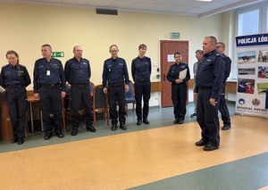 Policjanci podczas ogłaszania wyników konkursu i wręczania pucharów.
