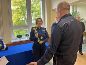 Policjanci podczas ogłaszania wyników konkursu i wręczania pucharów.