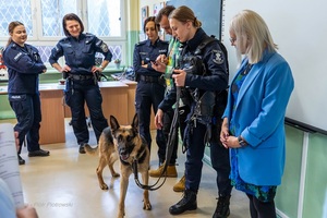 Policjanci wraz z dziećmi podczas świątecznego wydarzenia pod nazwą Niebieskie Mikołajki.