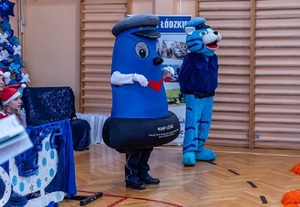 Policjanci wraz z dziećmi podczas świątecznego wydarzenia pod nazwą Niebieskie Mikołajki.
