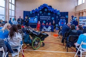 Policjanci wraz z dziećmi podczas świątecznego wydarzenia pod nazwą Niebieskie Mikołajki.