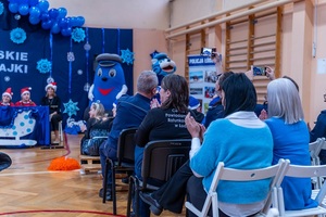 Policjanci wraz z dziećmi podczas świątecznego wydarzenia pod nazwą Niebieskie Mikołajki.