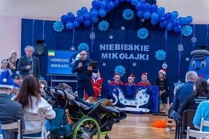 Policjanci wraz z dziećmi podczas świątecznego wydarzenia pod nazwą Niebieskie Mikołajki.