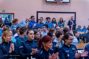 Policjanci wraz z dziećmi podczas świątecznego wydarzenia pod nazwą Niebieskie Mikołajki.