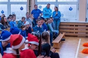 Policjanci wraz z dziećmi podczas świątecznego wydarzenia pod nazwą Niebieskie Mikołajki.