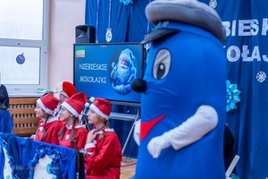 Policjanci wraz z dziećmi podczas świątecznego wydarzenia pod nazwą Niebieskie Mikołajki.