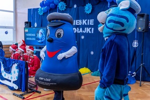 Policjanci wraz z dziećmi podczas świątecznego wydarzenia pod nazwą Niebieskie Mikołajki.