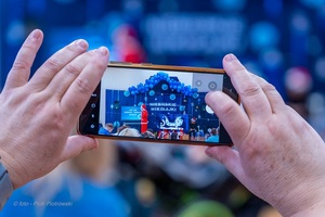 Policjanci wraz z dziećmi podczas świątecznego wydarzenia pod nazwą Niebieskie Mikołajki.