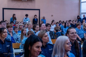 Policjanci wraz z dziećmi podczas świątecznego wydarzenia pod nazwą Niebieskie Mikołajki.