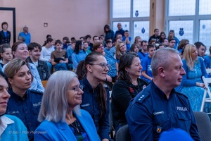 Policjanci wraz z dziećmi podczas świątecznego wydarzenia pod nazwą Niebieskie Mikołajki.