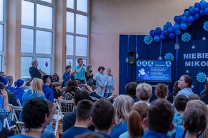 Policjanci wraz z dziećmi podczas świątecznego wydarzenia pod nazwą Niebieskie Mikołajki.