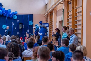 Policjanci wraz z dziećmi podczas świątecznego wydarzenia pod nazwą Niebieskie Mikołajki.