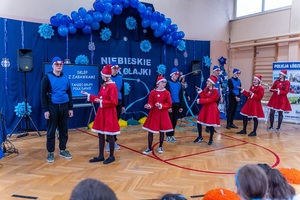 Policjanci wraz z dziećmi podczas świątecznego wydarzenia pod nazwą Niebieskie Mikołajki.