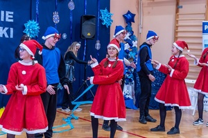 Policjanci wraz z dziećmi podczas świątecznego wydarzenia pod nazwą Niebieskie Mikołajki.