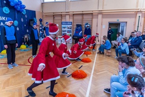 Policjanci wraz z dziećmi podczas świątecznego wydarzenia pod nazwą Niebieskie Mikołajki.