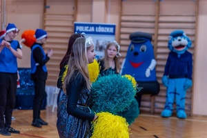 Policjanci wraz z dziećmi podczas świątecznego wydarzenia pod nazwą Niebieskie Mikołajki.