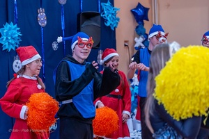 Policjanci wraz z dziećmi podczas świątecznego wydarzenia pod nazwą Niebieskie Mikołajki.