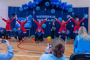 Policjanci wraz z dziećmi podczas świątecznego wydarzenia pod nazwą Niebieskie Mikołajki.