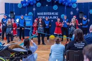 Policjanci wraz z dziećmi podczas świątecznego wydarzenia pod nazwą Niebieskie Mikołajki.