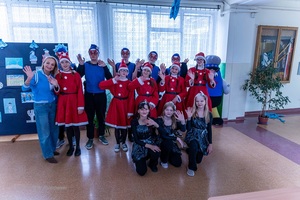 Policjanci wraz z dziećmi podczas świątecznego wydarzenia pod nazwą Niebieskie Mikołajki.