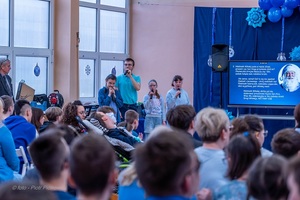 Policjanci wraz z dziećmi podczas świątecznego wydarzenia pod nazwą Niebieskie Mikołajki.