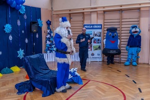 Policjanci wraz z dziećmi podczas świątecznego wydarzenia pod nazwą Niebieskie Mikołajki.
