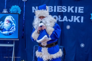 Policjanci wraz z dziećmi podczas świątecznego wydarzenia pod nazwą Niebieskie Mikołajki.