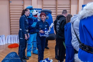 Policjanci wraz z dziećmi podczas świątecznego wydarzenia pod nazwą Niebieskie Mikołajki.