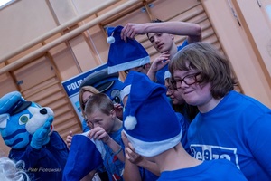 Policjanci wraz z dziećmi podczas świątecznego wydarzenia pod nazwą Niebieskie Mikołajki.