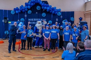 Policjanci wraz z dziećmi podczas świątecznego wydarzenia pod nazwą Niebieskie Mikołajki.