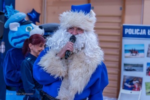 Policjanci wraz z dziećmi podczas świątecznego wydarzenia pod nazwą Niebieskie Mikołajki.