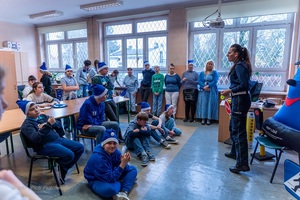 Policjanci wraz z dziećmi podczas świątecznego wydarzenia pod nazwą Niebieskie Mikołajki.