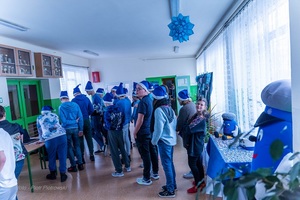 Policjanci wraz z dziećmi podczas świątecznego wydarzenia pod nazwą Niebieskie Mikołajki.