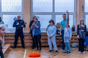 Policjanci wraz z dziećmi podczas świątecznego wydarzenia pod nazwą Niebieskie Mikołajki.