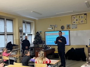 Dzieci i młodzież podczas spotkania z policjantami.