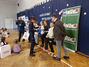 Dzieci i młodzież podczas spotkania z policjantami.