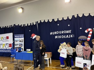 Dzieci i młodzież podczas spotkania z policjantami.