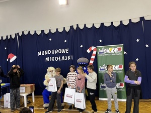 Dzieci i młodzież podczas spotkania z policjantami.