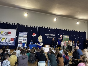 Dzieci i młodzież podczas spotkania z policjantami.