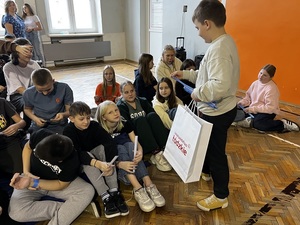 Dzieci i młodzież podczas spotkania z policjantami.