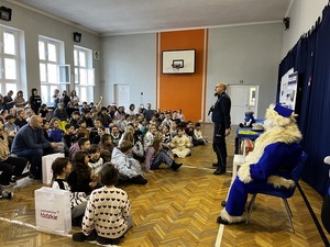 Dzieci i młodzież podczas spotkania z policjantami.