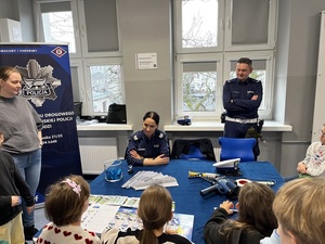 Dzieci i młodzież podczas spotkania z policjantami.