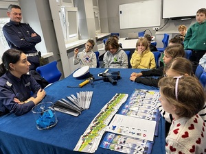 Dzieci i młodzież podczas spotkania z policjantami.