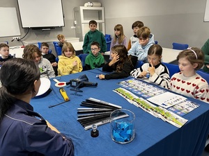 Dzieci i młodzież podczas spotkania z policjantami.