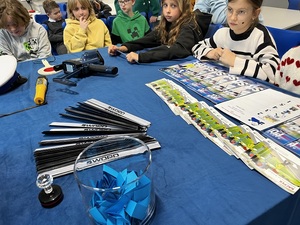 Dzieci i młodzież podczas spotkania z policjantami.